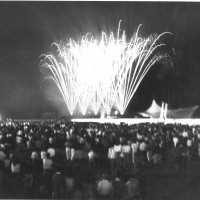 Anni Ottanta, la chiusura della festa. Fin dagli anni Cinquanta i fuochi d'artificio rappresentavano uno degli eventi più attesi della giornata conclusiva della festa dell'Unità
[ISMO, AFPCMO]