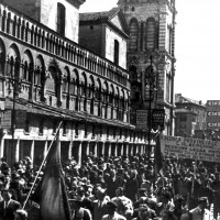 25 aprile 1950. Piazza Trento e Trieste, delegazione della scuola provinciale del PCI "Giordano Alberghini" al corteo per il quinto anniversario della liberazione