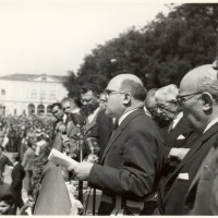 Cesare Campioli, sindaco della Liberazione di Reggio Emilia e fino al 1962, parla ai cittadini in piazza Cavour in occasione dei funerali delle vittime dell'eccidio del 7 luglio 1960