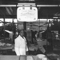 22 giugno-1 luglio 1984. Rimini-Miramare. Festa Nazionale de L’Unità al mare. La pizzeria con la specialità “pizza del sorpasso”