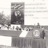 Un tavolo di oratori alla festa de L'Unità del 1985 presso il Campovolo