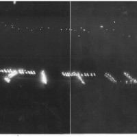 Scritte create con torce dai partecipanti allo spettacolo "Si svegli il tagliaboschi", 1952
[ISMO, AFPCMO]