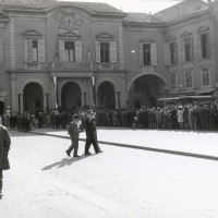In piazza Prampolini una folta folla di cittadini attende di entrare in Municipio per rendere omaggio alla salma di Alcide Cervi, 1970