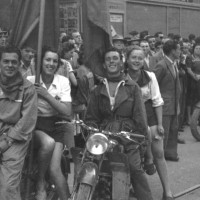1948, due coppie di giovani motociclisti alla parata inaugurale della festa
[ISMO, AFPCMO]