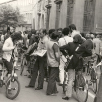 Cittadini davanti alla sede del Partito comunista reggiano in via Toschi leggono da L'Unità l'annuncio della morte del segretario del PCI Enrico Berlinguer l'11 giugno 1984