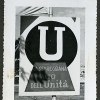 Il cartellone della “Associazione reggiana Amici de L'Unità” esposto alla festa del quotidiano comunista nel 1951