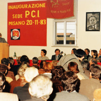 20 novembre 1983. Misano Adriatico. Nella sala della nuova sede del PCI il folto pubblico in ascolto dell’on. Alessandro Natta