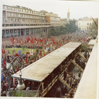 La folla fotografata dal teatro Valli mentre partecipa al funerale di Alcide Cervi, 1970