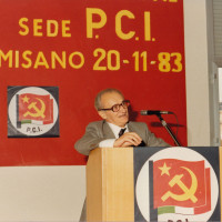 20 novembre 1983. Misano Adriatico. Dalla tribuna parla l’on. Alessandro Natta