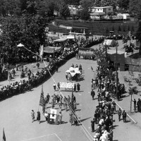 Archivio fotografico UDI Bologna. Manifestazione per la pace in occasione della Festa de L'Unità di Bologna, 1950