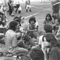 Modena. 1977. Un gruppo di giovani suona sul prato della festa nazionale
[ISMO, AFPCMO]