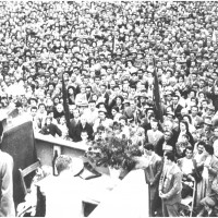 Folla al comizio del segretario del partito Palmiro Togliatti a conclusione della prima festa nazionale di Modena, nel 1957
[ISMO, AFPCMO]