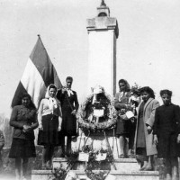Donne di Savarna presso il cippo ai caduti della Resistenza, manifestazione contro il Patto Atlantico, aprile 1949