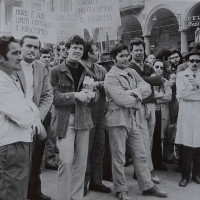 Adriano Salvini (primo a sinistra) a una manifestazione antifascista a Faenza, 23 ottobre 1972