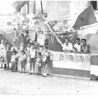Banchetto di una festa de l'Unità, con la bandiera della cellula del quartiere Sacca. Modena, anni Cinquanta
[ISMO, AFPCMO]