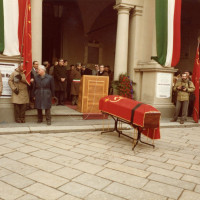 L'ingresso del Municipio di Reggio Emilia in piazza Prampolini in occasione del funerale di Valdo Magnani, 1982. Con la fascia tricolore il sindaco Ugo Benassi, di fronte a lui Alessandro Carri