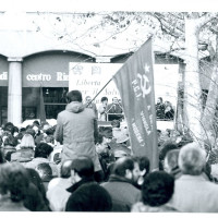 Manifestazione del PCI e della FGCI davanti alla libreria Rinascita, i cui portici si vedono sullo sfondo
[ISMO, APCMO]