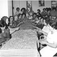 Anni ’70, preparazione dei tortellini per la festa de l’Unità, sotto l’occhio vigile di Lenin, Togliatti e Gramsci
[ISMO, AFPCMO]