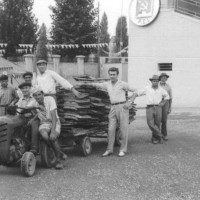 1958, una squadra di allestitori della festa provinciale
[ISMO, AFPCMO]
