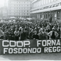 Manifestazione della cooperativa fornaciai di Fosdondo in piazza Martiri del 7 luglio 1960, anni '60
