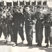 Figli di dipendenti delle Reggiane sfilano per le vie di Reggio Emilia durante la lotta per la salvezza della fabbrica. I due bambini a sinistra e a destra tengono in mano un modellino del trattore R 60, 1950/51