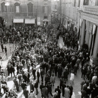In piazza Prampolini una folta folla di cittadini attende di entrare in Municipio per rendere omaggio alla salma di Alcide Cervi, 1970