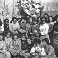 1946, un gruppo di donne posa con una bandiera multicolore realizzata per la prima festa dell'Unità di Modena
[ISMO, AFPCMO]