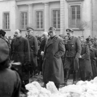 Gennaio 1945, sullo sfondo di Palazzo Allende autorità nazifasciste partecipano alla cerimonia per la presa del potere del nazismo
