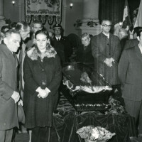 La Sala del Tricolore del Municipio di Reggio Emilia allestita a camera ardente in occasione del funerale dell'ex sindaco Cesare Campioli, 1971