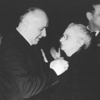 Modena, 29 gennaio 1961. Celebrazione della fondazione del PCI, Alfeo Corassori consegna la medaglia d'oro a Bice Ligabue. Entrambi parteciparono all’attività del partito fin dai tempi dell’Albergo Commercio. 
[ISMO, AFPCMO]