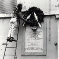 23 aprile 1972, deposizione di una ghirlanda sulla lapide commemorativa