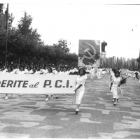 Modena, festa provinciale dell’Unità, 1947. Sfilata inaugurale con la scritta «aderite al PCI»
[ISMO, AFPCMO]