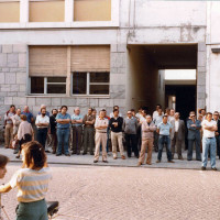 Cittadinanza che assiste a un comizio dopo la morte di Enrico Berlinguer, estate 1984