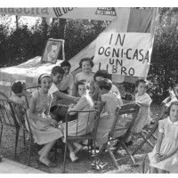 Lo stand del libro a una festa dell’Unità di paese, San Lazzaro, anni Quaranta
[ISMO, AFPCMO]