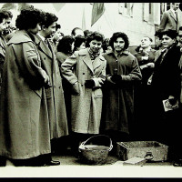 Berlinguer e un gruppo di giovani durante un evento per la costruzione dell’edificio, 1955