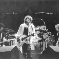 1987, Bob Dylan in concerto alla festa dell'Unità di Modena, che da allora ha ospitato grandi protagonisti della musica tra cui Pink Floyd, Deep Purple, Monsters of Rock, Van Morrison e David Bowie
[ISMO, AFPCMO]
