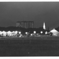 Veduta notturna della festa provinciale del 1985 
[ISMO, AFPCMO]