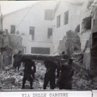 L'ala del carcere di San Tommaso sulla sinistra, vista da piazza Scapinelli l'8 gennaio 1944 dopo essere stato colpito durante un bombardamento angloamericano